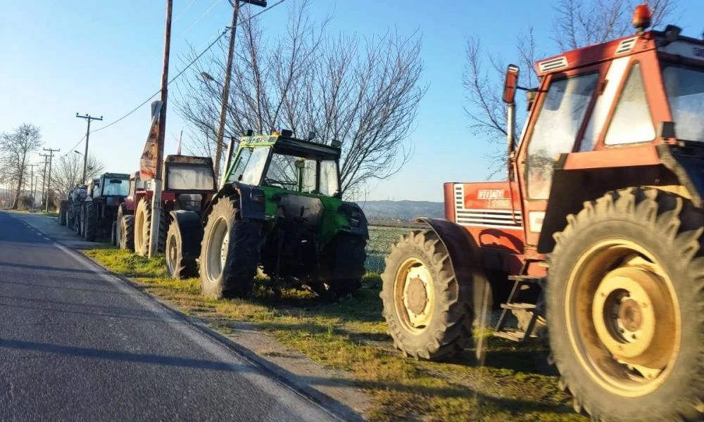 Τα τρακτέρ τους βγάζουν σήμερα στην παλιά εθνική οι αγρότες του Ριζομύλου